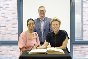 Im Beisein von Bürgermeister Carsten Hövekamp trugen Ina Brandes, Ministerin für Kultur und Wissenschaft des Landes NRW (re.) und Autorin Ayşe Klinge sich in das Goldene Buch der Stadt Dülmen ein. Fotos: MWK NRW / Marco Stepniak