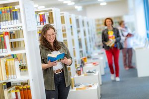 Bücherregale und Präsentationstische