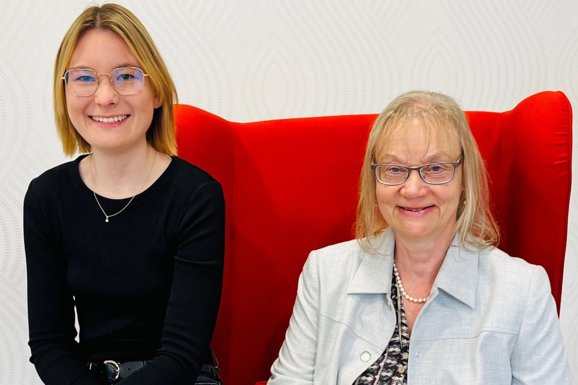 Dieses Foto zeigt Miriam Brecklinghaus (l.) und Ulrike Kinzel 