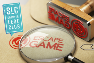 Auf einem braunen Umschlag liegt eine Lupe, die das Wort Escape Game vergrößert darstellt. Daneben liegt ein Stempel mit dem Wort.