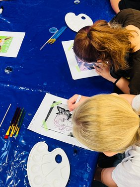Dieses Foto zeigt Kinder beim Manga & Anime Glass Painting. 