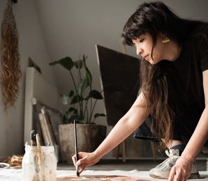 Künstlerin bei der Arbeit im Atelier