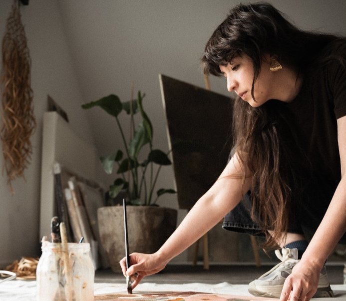 Künstlerin bei der Arbeit im Atelier