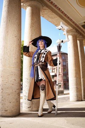 Auf dem Foto ist die Cosplayerin Zaranea Cosplay zu sehen, die einen Charakter aus einem Manga oder Anime darstellt.