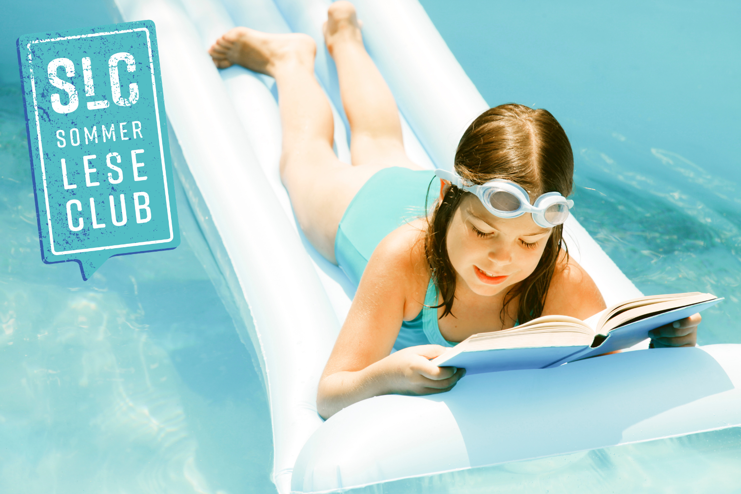 Ein Mädchen in einem blauen Badeanzug liegt auf einer Luftmatratze auf dem Wasser und liest ein Buch.