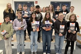 20 Schülerinnen und Schüler aus dem Kreis Coesfeld nahmen am Kreisentscheid des Vorlesewettbewerbs teil. Vorne die 3. von links ist die Siegerin für den Kreis Coesfeld Süd: Marleen Hinnah (vorne, 3. v. li.) wurde Siegerin für den Südkreis, Helena Keller (vorne, 3. v. re.) ist beste Vorleserin im Nordkreis.