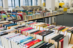 Auf dem Foto sind mehrere Tische zu sehen, gefüllt mit allerhand an Romanen und Sachbüchern.