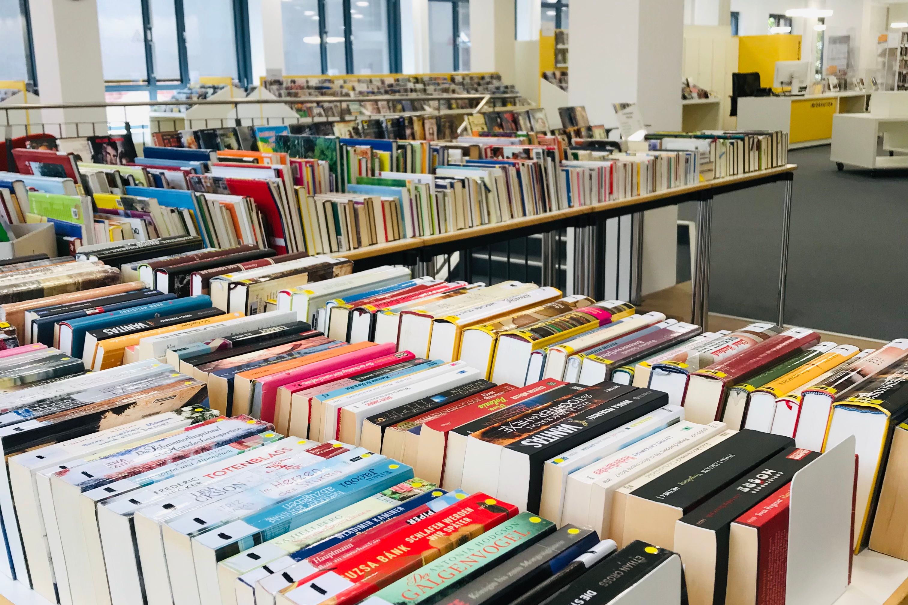 Auf dem Foto sind mehrere Tische zu sehen, gefüllt mit allerhand an Romanen und Sachbüchern.