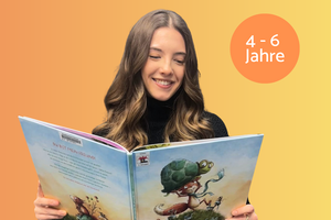 Vor einem orangegelben Hintergrund ist Alketa Rafshi zu sehen, wie diese lächelnd ein Bilderbuch liest.