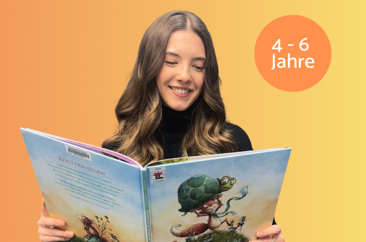 Vor einem orangegelben Hintergrund ist Alketa Rafshi zu sehen, wie diese lächelnd ein Bilderbuch liest.