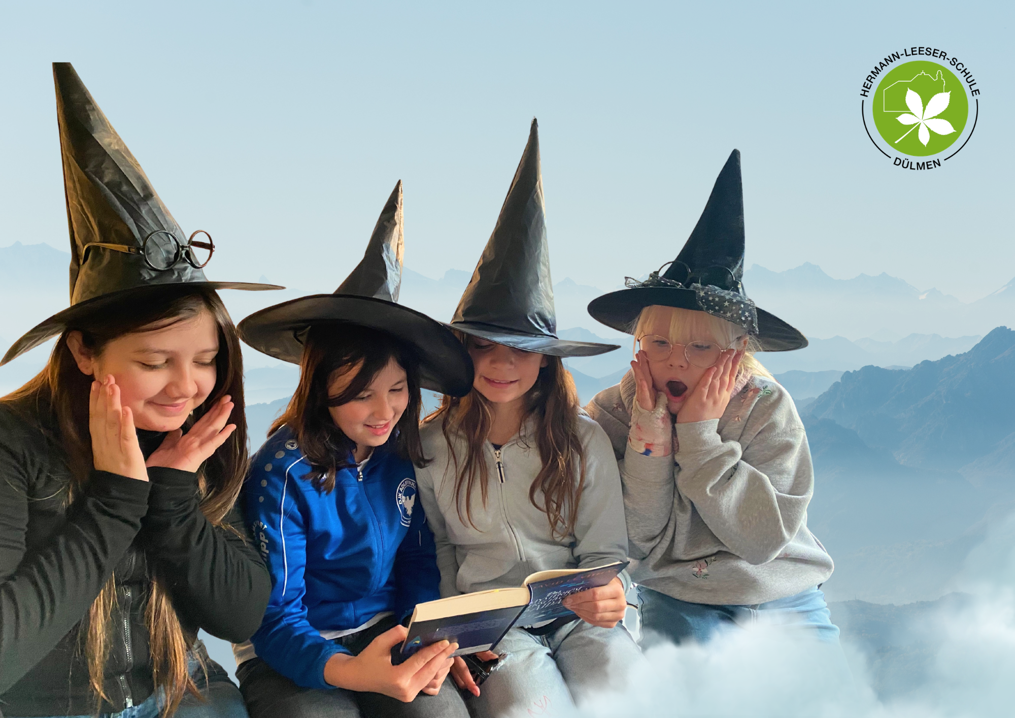 lesende Schülerinnen der Hermann-Leeser-Schule, in Anlehnung an Harry Potter verkleidet