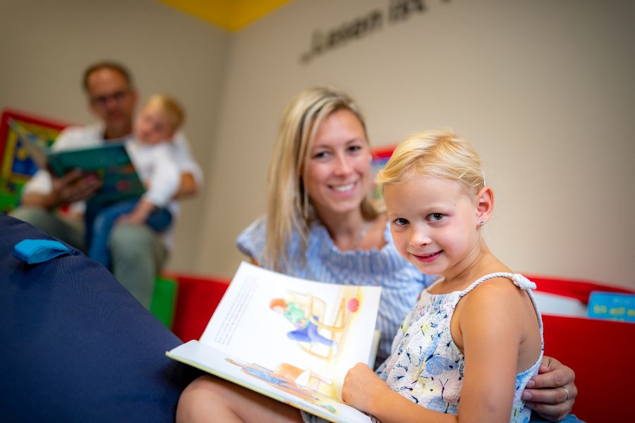 Familien in der Kinderbücherei